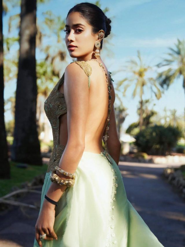 कान्स 2025 में जाह्नवी ने लगाई आग, बैकलेस गाउन पहने ढाया कहर, रॉयल है लुक