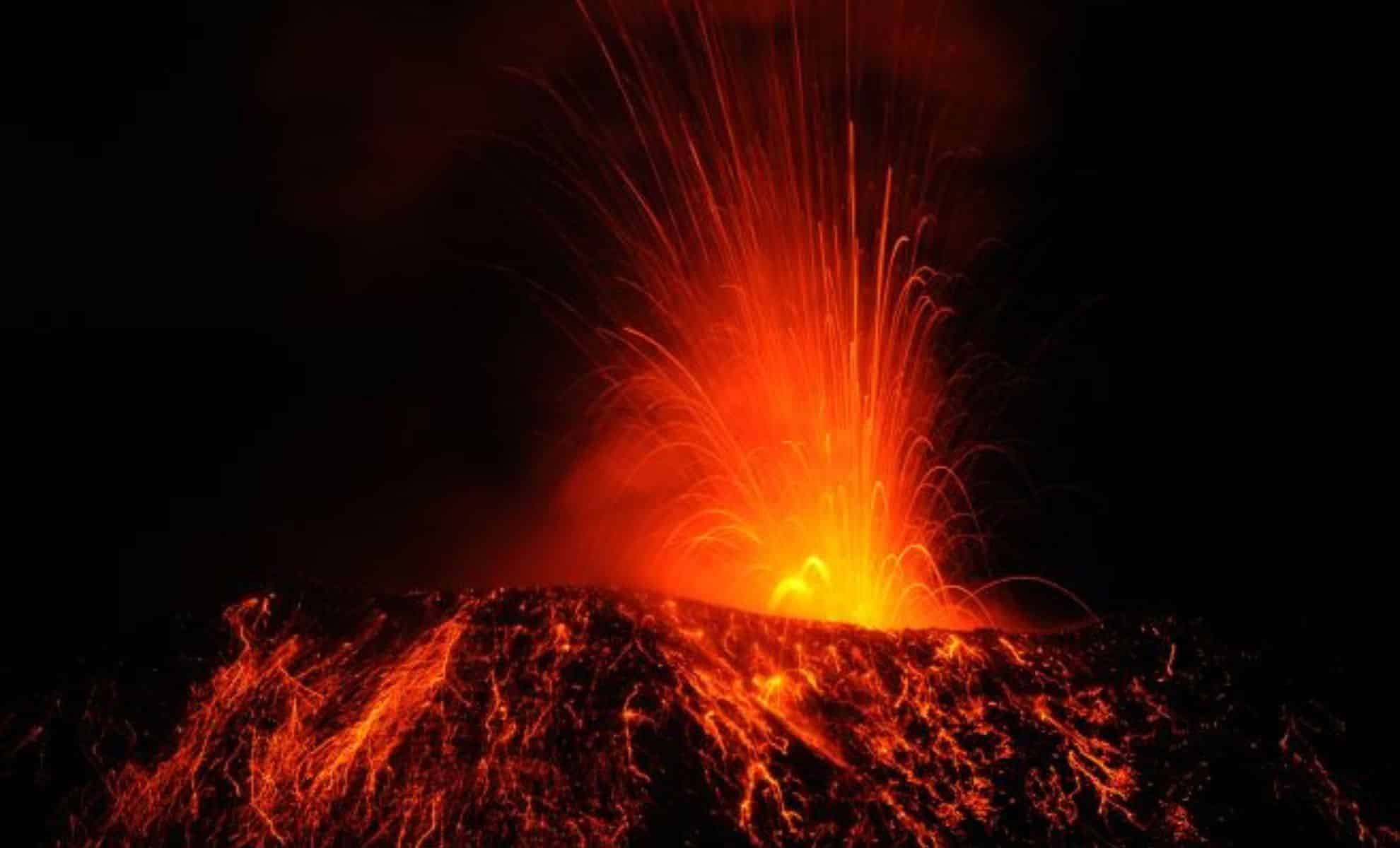 volcanic  2番 Two giants, one hot spot': Earth's largest volcano just found its