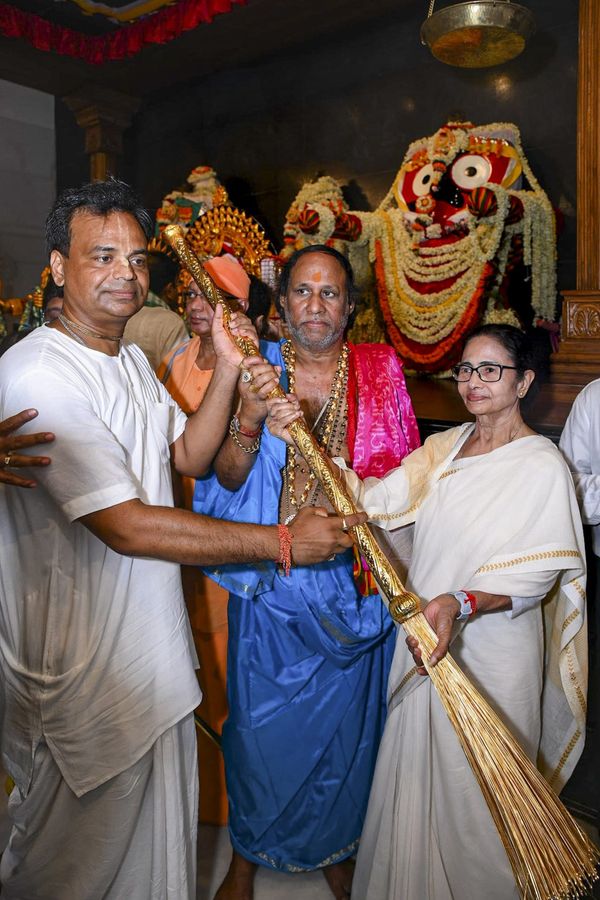 ममता बनर्जी ने इस मंदिर में दी सोने की झाड़ू, कीमत 5 लाख रुपए, जानें क्यों है खास - Bengal chief minister mamata banerjee donated special gold broom to digha jagannath temple tvisc