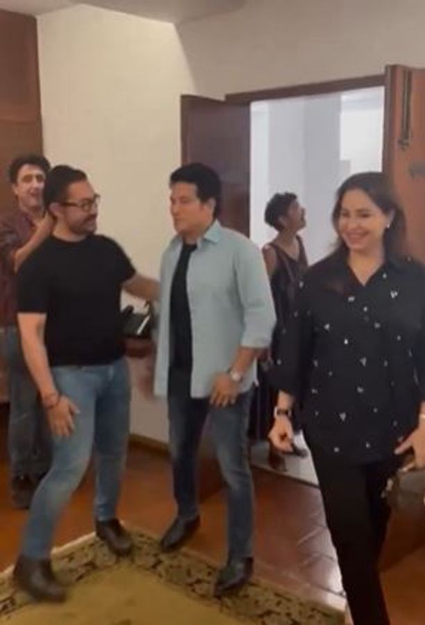 Taare Zameen Par का पहला Review आया सामने, सचिन तेंदुलकर बोले – आमिर खान की फिल्म दिल छू लेने वाली है 8 जब आमिर खान से मिलने पहुंचे क्रिकेट के 'भगवान', गूंजने लगा 'सचिन-सचिन', Video - Sachin Tendulkar Met Aamir Khan On The Screening Of Sitaare Zameen Par Sachin Chants Video Team India Tspoa