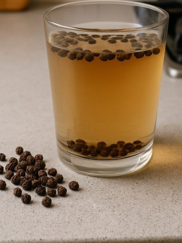 30 दिन तक रोजाना पिएं गर्म पानी में भीगी हुई काली मिर्च, दिखेंगे ये कमाल के फायदे