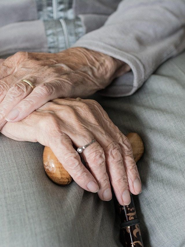 50-60 उम्र के बाद पैरेन्ट्स को न खाने दें ये फ्रूट्स, रखें उनकी सेहत का ख्याल