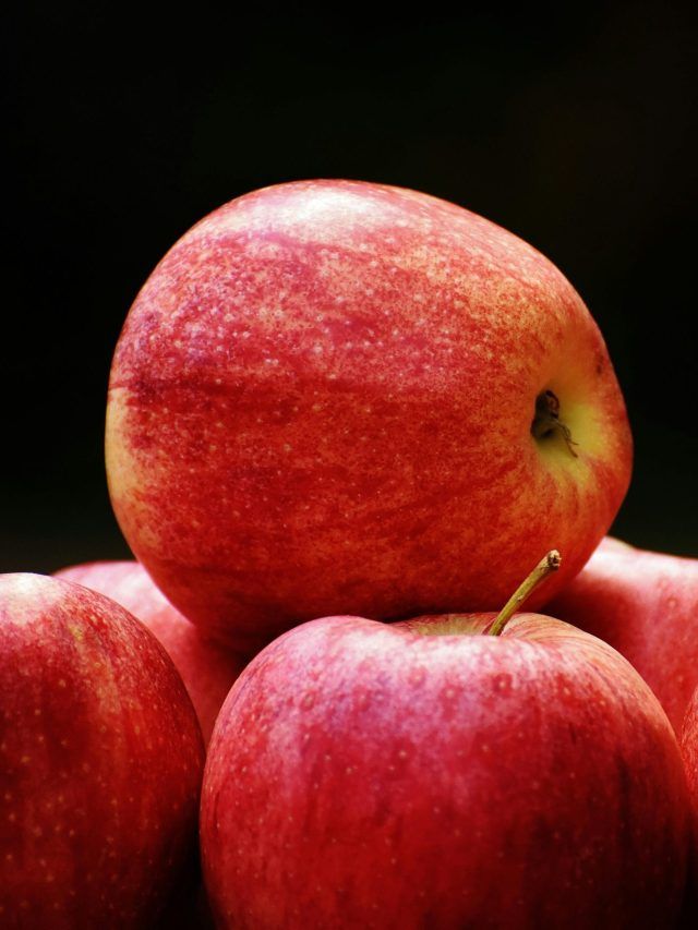 क्या फ्लाइट में नहीं ले जा सकते सेब? महिला का कटा चालान तो सामने आया ये सच