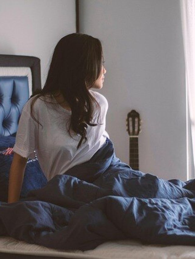 रात में नहीं आती अच्छे से नींद? सोने से पहले खाना शुरू कर दें ये चीजें