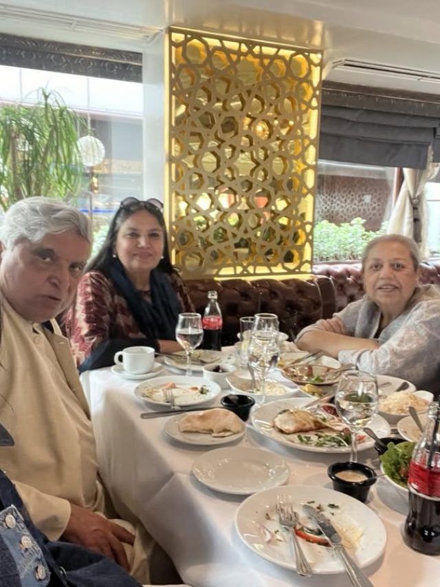 EX वाइफ संग जावेद अख्तर ने किया लंच, पत्नी शबाना भी दिखीं साथ, फैंस बोले- हैप्पी फैमिली...