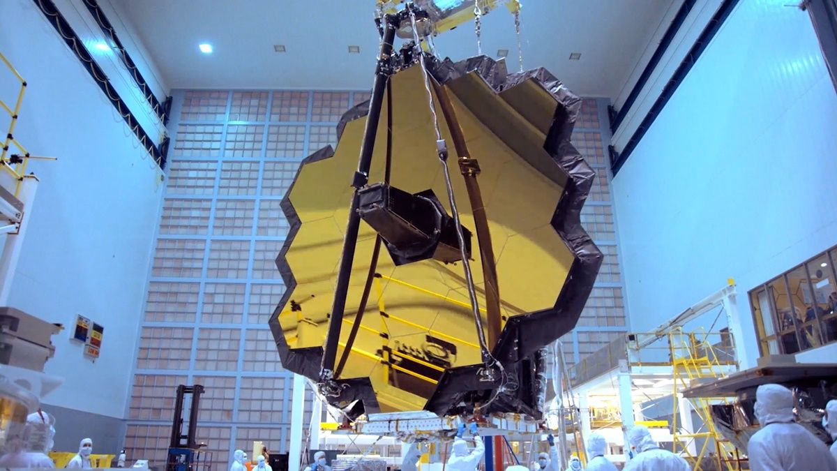 James Webb Telescope clicks pictures of a galaxy with 800 billion Suns