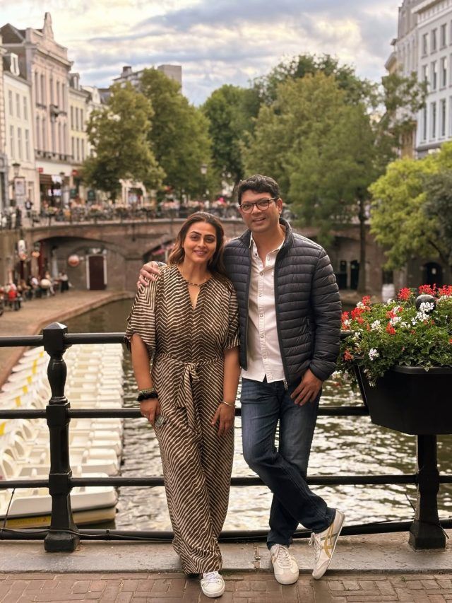 शादी के बाद छोड़ी इंडस्ट्री-विदेश में बसाया घर, एक्ट्रेस ने सैलून में किया काम, बोली- पति... - Shilpa shirodkar quit bollywood worked as a hairdresser in new zealand after getting married actress reveals her life was tough during pregnancy namrata shirodkar tmovb