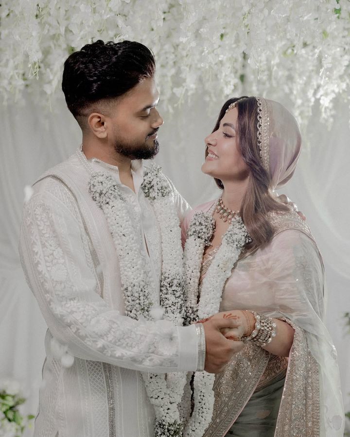 हिना खान ने करवा चौथ पर सजाई पति के नाम की मेहंदी, रॉकी ने दिया लाखों का तोहफा - Karwa chauth 2025 rocky jaiswal gift iphone 17 hina khan tmovg