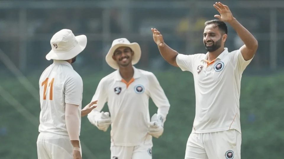 4 बॉल पर 4 विकेट... कश्मीरी गेंदबाज ने रचा इतिहास, ली डबल हैट्रिक