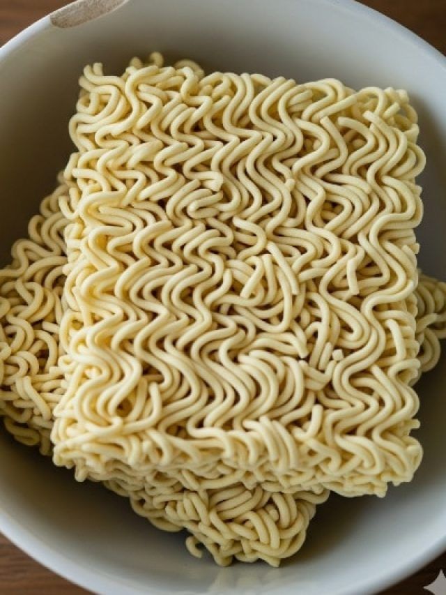 कच्चे नूडल्स खाने से गई लड़के की जान! कहीं आप भी तो नहीं कर रहे सेवन?