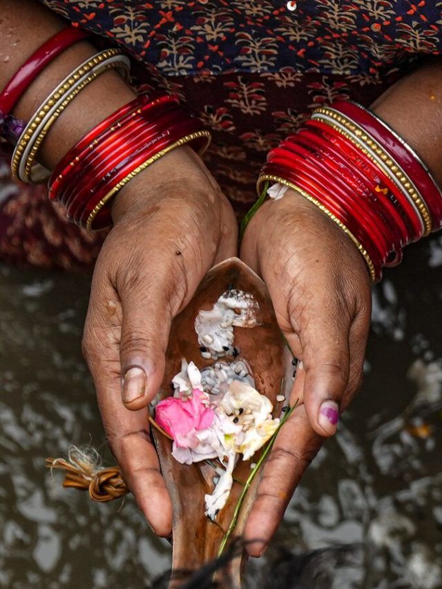 पितृपक्ष में करें इन 4 चीजों का दान, पितृ दोष से मिलेगी मुक्ति