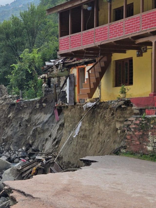 कुल्लू में बाढ़-बारिश में सब तबाह, हवा में झूल रहा घर, Photos