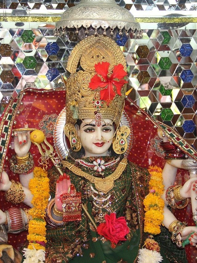 शारदीय नवरात्रि से पहले घर से बाहर कर दें ये अशुभ चीजें, तभी होगी दैवीय कृपा