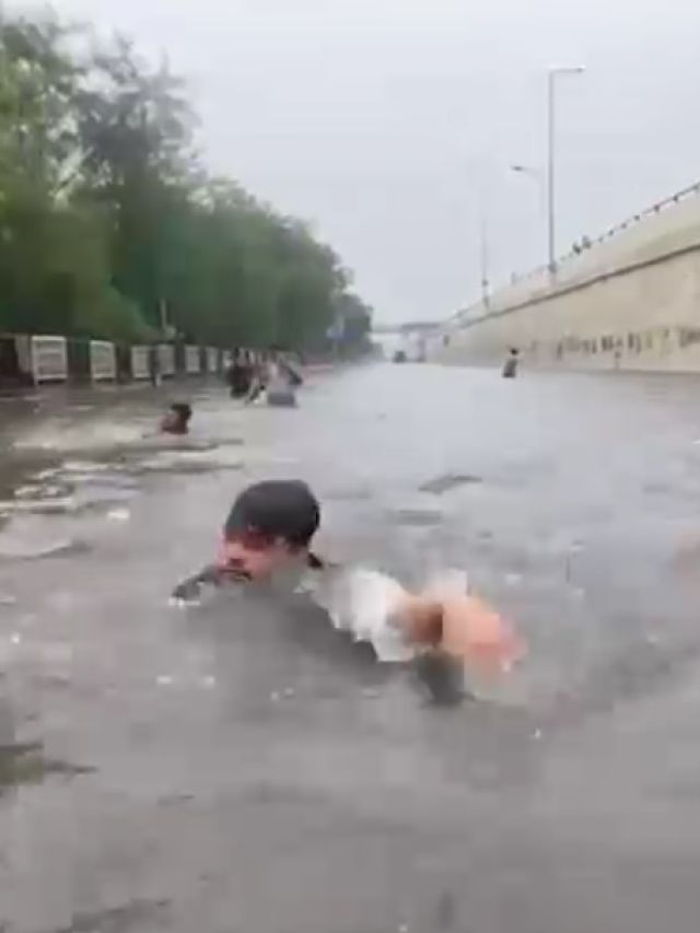 दिल्ली: बारिश में स्वीमिंग पूल बनीं पटपड़गंज की सड़कें, तैरने लगे लोग, Video