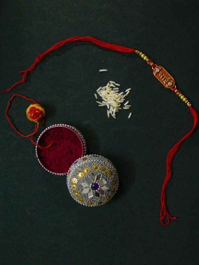 सावन पूर्णिमा पर कब से कब तक रहेगी भद्रा? जानें राखी बांधने का शुभ मुहूर्त