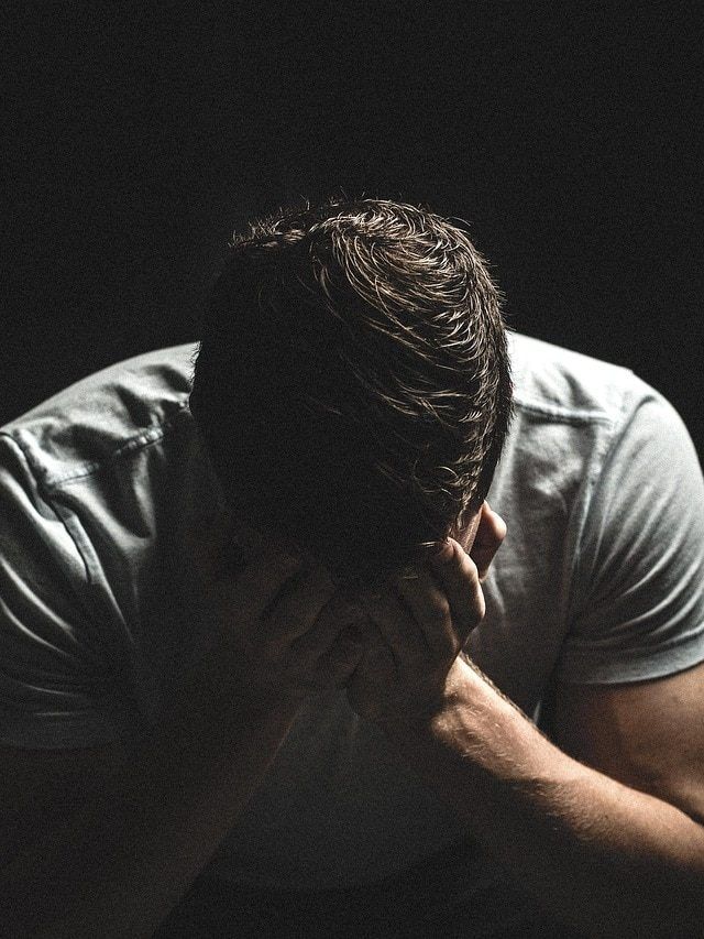 मुश्किल वक्त में भी न बेचें ये 3 चीजें, वरना छिन जाएगी सुख-समृद्धि