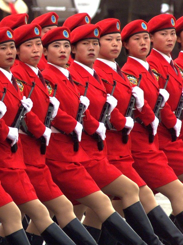 Photos: मिनी स्कर्ट, हील वाले बूट्स...सबसे अलग है चीन की महिला आर्मी