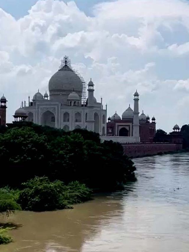 ताजमहल की दीवार तक सैलाब, वीडियो में देखें आगरा में यमुना का रौद्र रूप