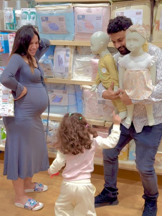 दूसरी बार पिता बनेगा यूट्यूबर, नन्हे मेहमान के लिए खरीदे कपड़े, खुश हुई प्रेग्नेंट पत्नी