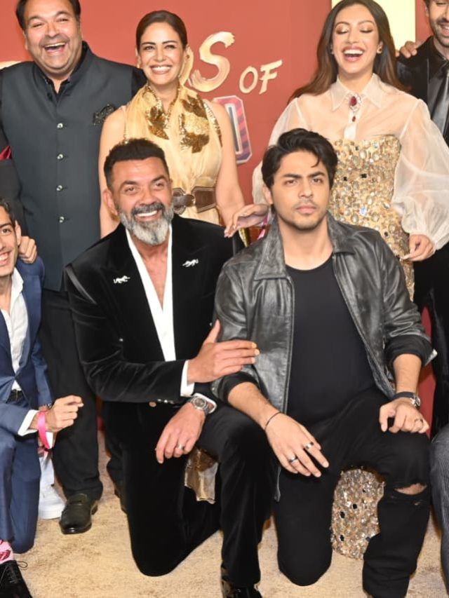 जमीन पर बैठे बॉबी, देखकर आर्यन ने किया कुछ ऐसा, फैन्स बोले- संस्कारी है लड़का