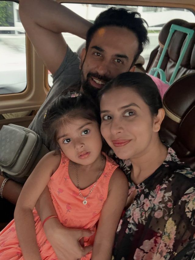 तलाक के बाद Ex पति संग विदेश घूम रही एक्ट्रेस, सुधरा रिश्ता, बेटी संग पूल में किया चिल