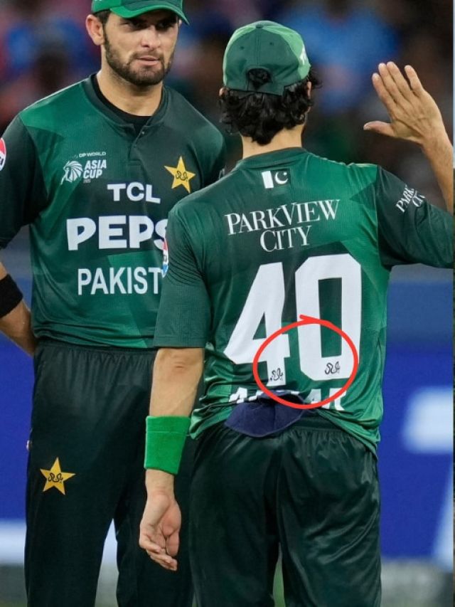 पाकिस्तान की जर्सी पर उर्दू में ये छोटा सा क्या लिखा हुआ था... आपने गौर किया?