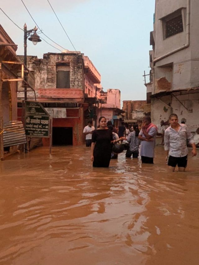 बाढ़ में दर्शन के लिए जाते भक्त, डूबे घर... मथुरा की गलियों की तस्वीरें-Video