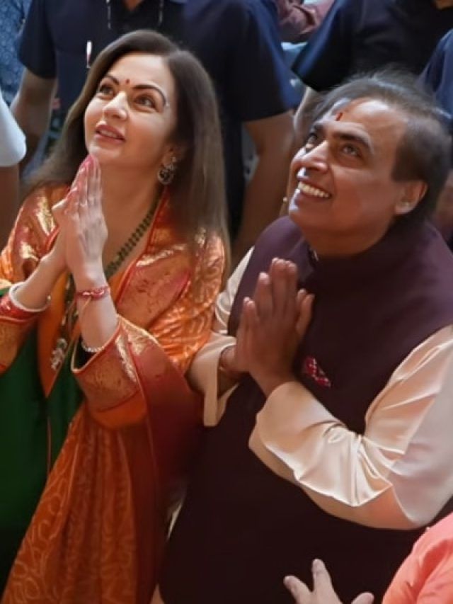 'लालबागचा राजा' पहुंचीं नीता अंबानी, पति ने प्यार से लगाया तिलक, अनारकली में लगीं सुंदर