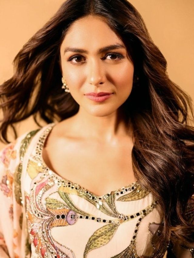 बुढ़ापा रहेगा दूर! सोने से पहले मृणाल ठाकुर की तरह फेस पर लगाएं ये तेल