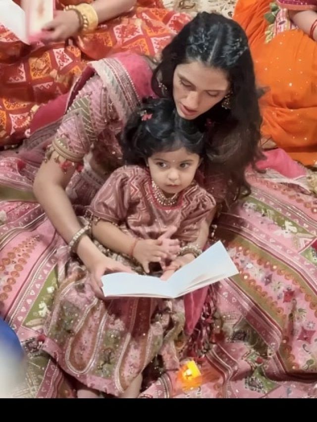 श्लोका और बेटी वेदा ने लहंगे में ट्विनिंग लुक, नवरात्रि पूजा का क्यूट मोमेंट वायरल, PHOTOS