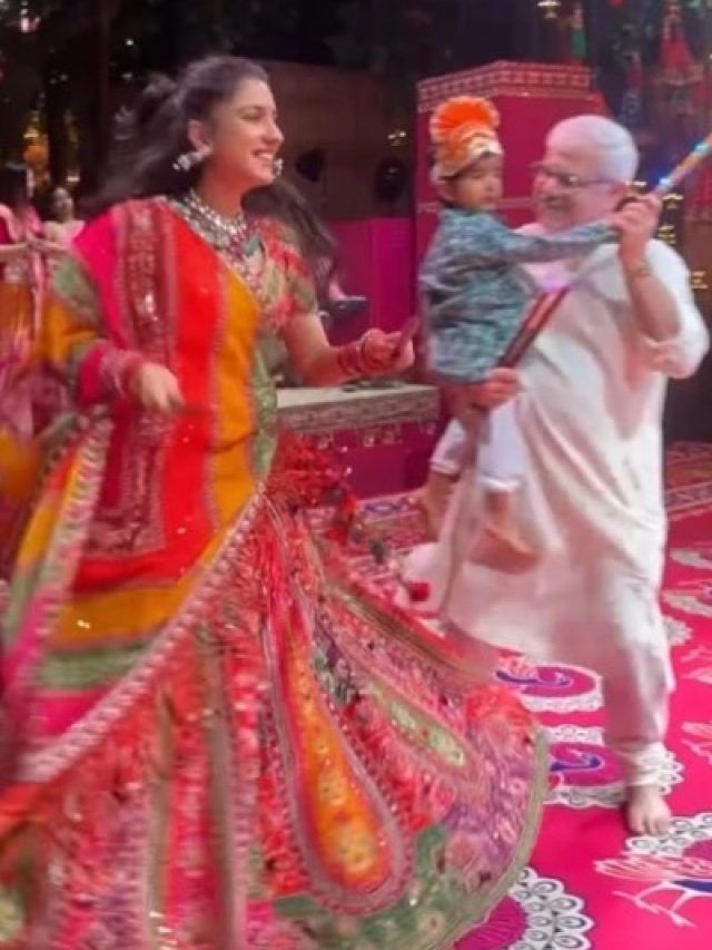 खूब सरस लागे छे! अंबानी परिवार की छोटी बहू राधिका ने पिता संग खेला गरबा, लहंगा-चोली में छाईं