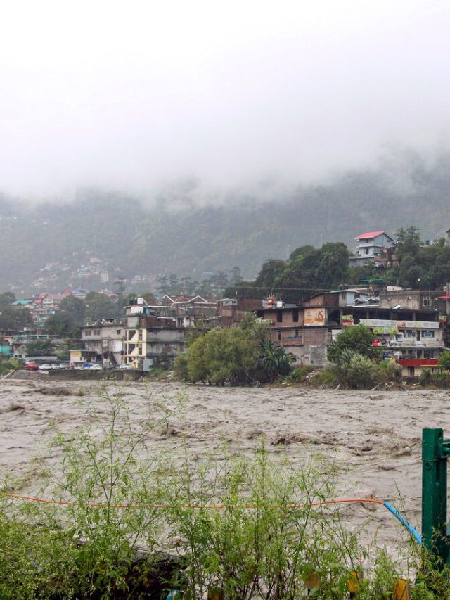 बारिश-सैलाब ने पंजाब-हिमाचल में मचाई तबाही, 7 सितंबर तक स्कूल-कॉलेज बंद