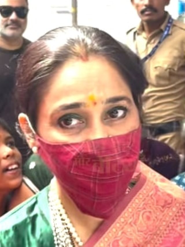 मास्क लगाकर लाल बागचा राजा के दरबार में पहुंचीं दयाबेन, सामने आया वीड‍ियो