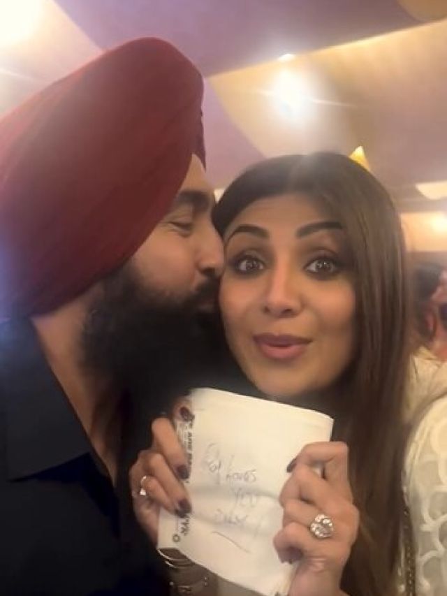 राज कुंद्रा की फिल्म देखकर इमोशनल हुईं शिल्पा, लिया ऑटोग्राफ, मिला Kiss