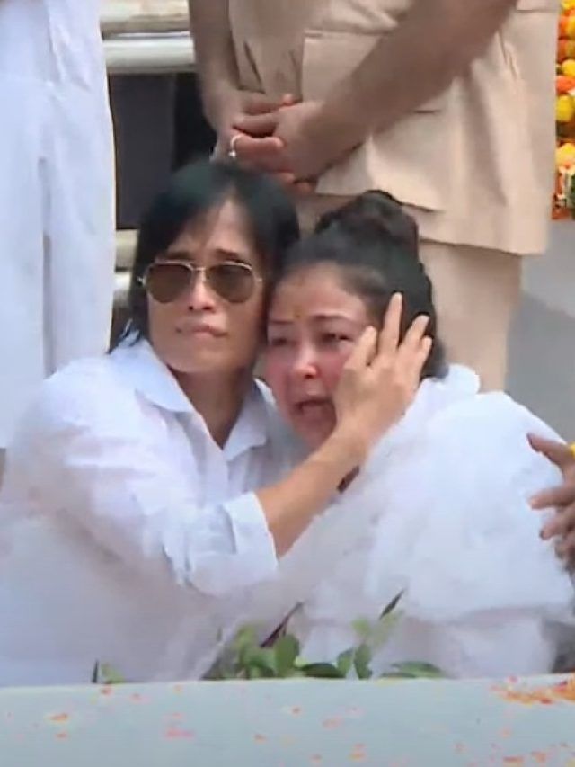 रोते-रोते जमीन पर बैठ गईं जुबिन की पत्नी, उजड़ गई दुनिया, रुला देगीं ये तस्वीरें