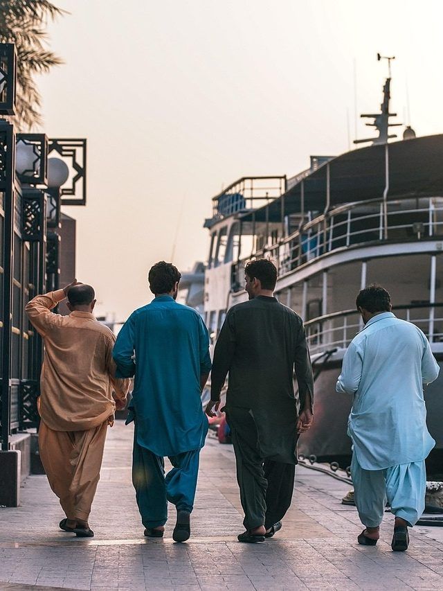 दुबई में कैसे लगती है हेल्पर, वेटर और ड्राइवर की नौकरी? इतनी मिलती है सैलरी