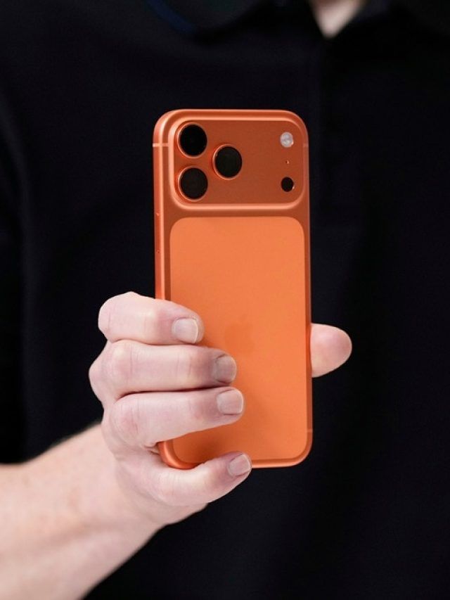 रात 8 बजे से लाइन में लगे थे इरफान, क्यों है नारंगी iPhone का इतना क्रेज?