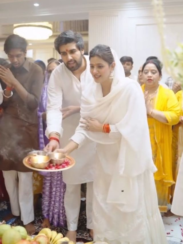 ढोल की बीट पर नाचीं 'कच्चा बादाम गर्ल', बॉयफ्रेंड संग की बाप्पा की पूजा, फैंस बोले- शादी कर लो