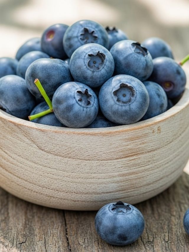 बुढ़ापे की स्पीड धीमी कर सकता है ये नीला फल, हेल्दी डाइट संग खाएं और झुर्रियों को कहें बाय