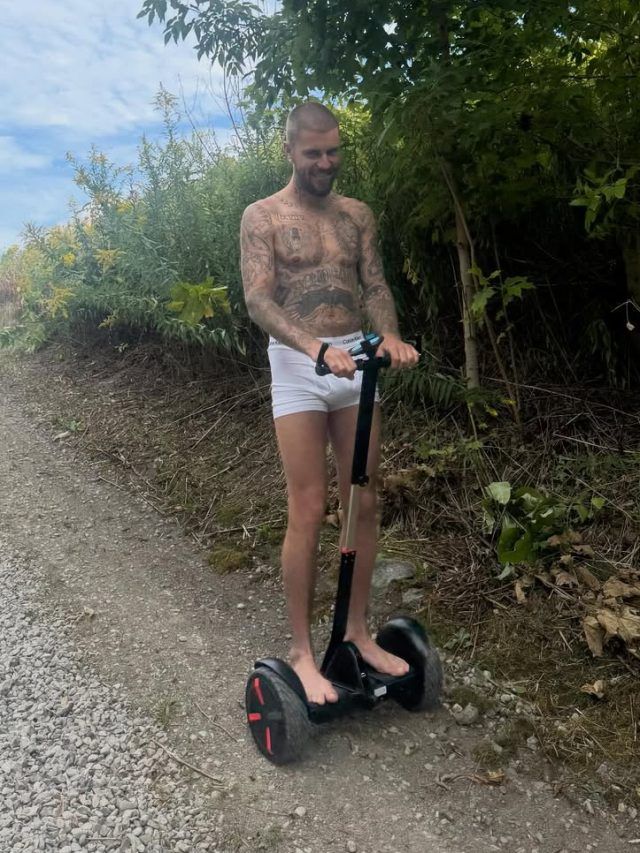 बिना कपड़ों के जंगल में घूम रहा करोड़पति सिंगर, हुआ ट्रोल, यूजर्स बोले- अमीरों के चोंचले