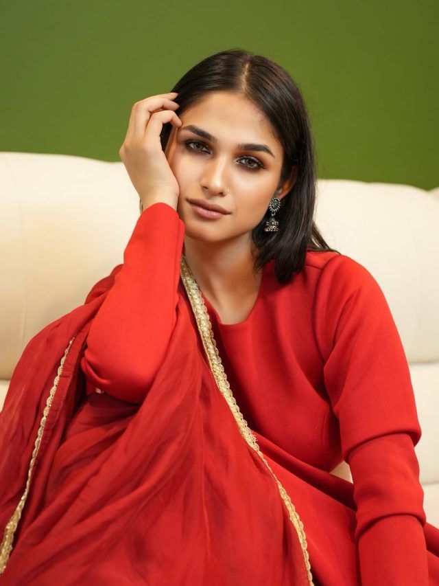 शो में बेटी का किस‍िंग सीन, देखकर शमरमाईं मां, पापा का रिएक्शन देख सब हैरान