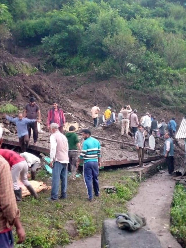 कुल्लू में फिर लैंडस्लाइड, चपेट में आए 5 लोग, 1 की मौत, Photos