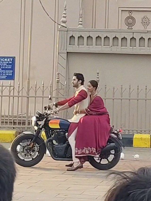 लक्ष्य को पकड़कर बाइक पर बैठीं अनन्या पांडे, देखा हैदराबाद का चारमीनार