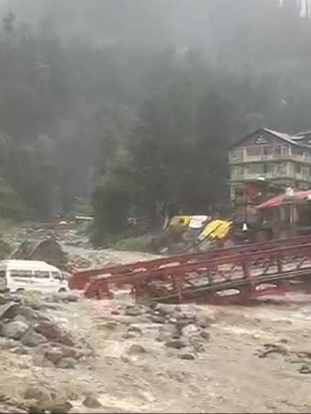 मनाली: पानी के तेज बहाव में टूट गया पुल, फंसी गाड़ियां, देखें ग्राउंड वीडियो