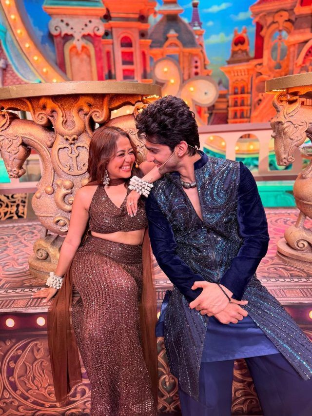 करोड़पति सिंगर का दीवाना हुआ हीरो, जमीन पर लेटकर किया डांस, Video