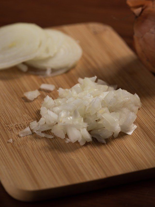 प्याज काटते वक्त आंखों में नहीं आएंगे आंसू, अपनाएं ये देसी उपाय