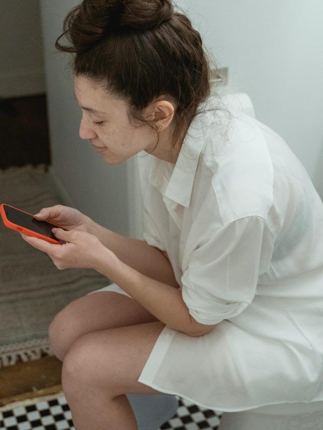 टॉयलेट में फोन इस्तेमाल करने से बढ़ सकता है बवासीर का खतरा! ये गलतियां करने से बचें