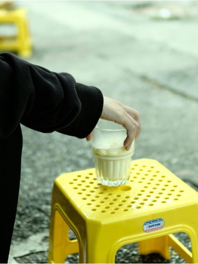 प्लास्टिक स्टूल और कुर्सी में क्यों होते हैं छेद? वजह जानकर चौंक जाएंगे