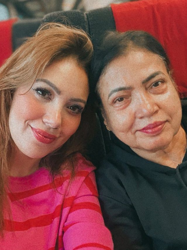 एयरपोर्ट पर 'बबीता जी' ने छुए मां के पैर, संस्कार देख खुश हुए फैंस, बोले- मां के चरणों में...