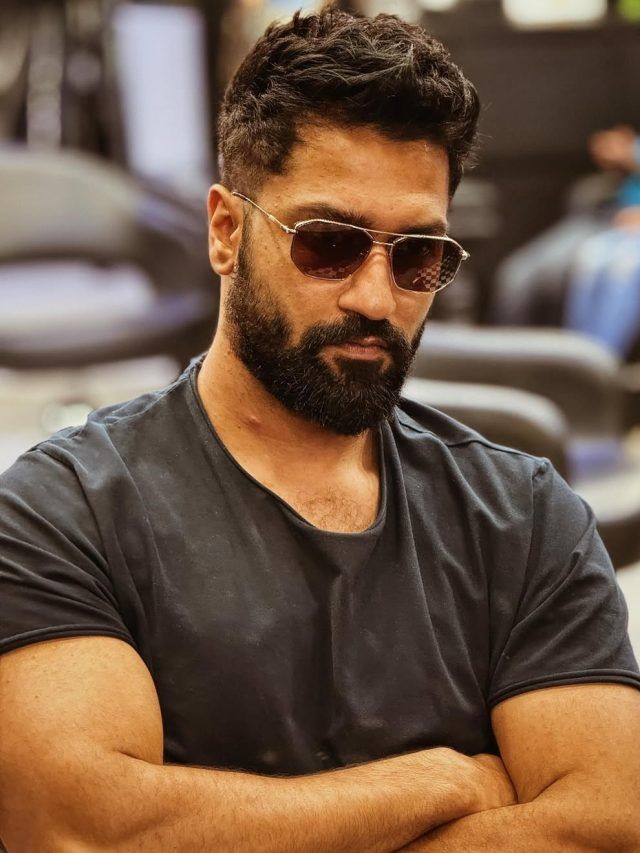 पिज्जा-बर्गर खा कर विक्की कौशल करते हैं Weight loss! वजन बढ़ाने के लिए जाते हैं जिम